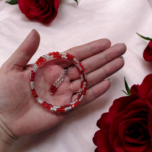 Piros gyöngyös memoria karkötő  - ékszer - karkötő - memóriadrótos karkötő - Meska.hu