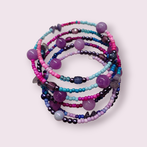 Lila memoria karkötő  - ékszer - karkötő - memóriadrótos karkötő - Meska.hu