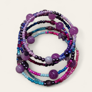 Lila memoria karkötő  - ékszer - karkötő - memóriadrótos karkötő - Meska.hu