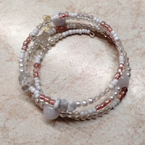 Fehér gyöngyös memoria karkötő  - ékszer - karkötő - memóriadrótos karkötő - Meska.hu