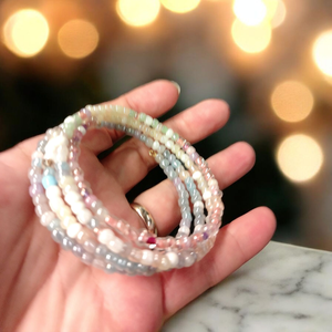 Halvány színek memoria karkötő  - ékszer - karkötő - memóriadrótos karkötő - Meska.hu