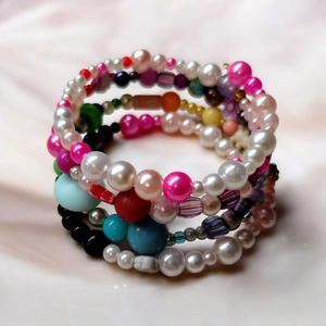 Sokszínű memoria karkötő  - ékszer - karkötő - memóriadrótos karkötő - Meska.hu