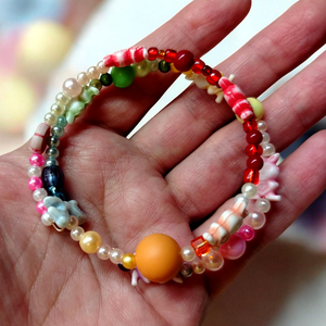 Cukorkás memoria karkötő  - ékszer - karkötő - memóriadrótos karkötő - Meska.hu