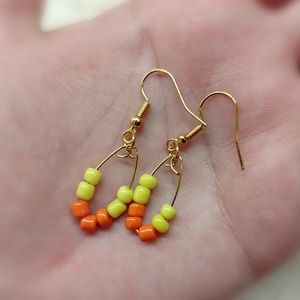  sárga lógós Gyöngyös kézműves fülbevaló - ékszer - fülbevaló - lógó fülbevaló - Meska.hu