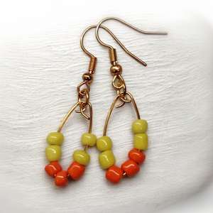  sárga lógós Gyöngyös kézműves fülbevaló, Ékszer, Fülbevaló, Lógó fülbevaló, Ékszerkészítés, MESKA