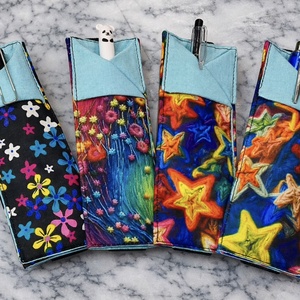 Varrott tolltartó+könyvjelző - otthon & életmód - papír, írószer - tolltartó & ceruzatekercs - Meska.hu