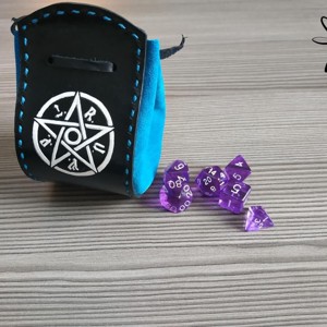 M.A.G.U.S. szimbólumos kockatartó szütyő - KÉK - játék & sport - táblajáték és kártyajáték - társasjátékok - dobókocka - Meska.hu