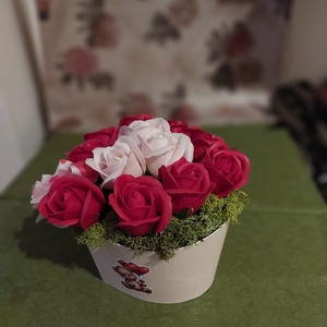 Rózsás dísz, Otthon & Életmód, Dekoráció, Asztal és polc dekoráció, Asztaldísz, Virágkötés, Szappanból készült virágok kaspóban. A piros és rózsaszín rózsák nagyon szép ajándék lehet a párodn..., MESKA