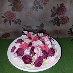 Rózsás tál, Otthon & Életmód, Dekoráció, Asztal és polc dekoráció, Asztaldísz, Virágkötés, Kerámia tálon tavaszi virágdísz. A tál átmérője kb. 20 cm. , MESKA