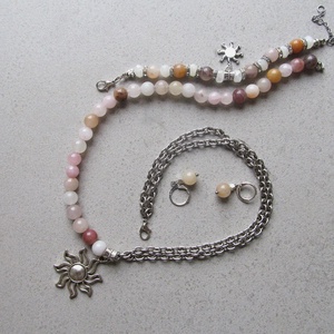 Pasztell kvarc ékszerszett  napmedállal díszített nyaklánc, karkötő és fülbevaló - ékszer - ékszerszett - Meska.hu