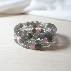 Misztikus Labradorit varázs � Rózsaszín acháttal és kristályokkal díszített háromsoros karkötő - ékszer - karkötő - ásványkarkötő - Meska.hu