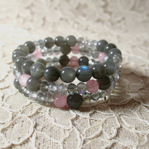 Misztikus Labradorit varázs � Rózsaszín acháttal és kristályokkal díszített háromsoros karkötő, Ékszer, Karkötő, Ásványkarkötő, Ékszerkészítés, MESKA