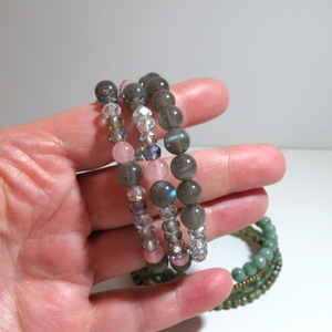 Misztikus Labradorit varázs � Rózsaszín acháttal és kristályokkal díszített háromsoros karkötő - ékszer - karkötő - ásványkarkötő - Meska.hu