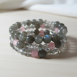 Misztikus Labradorit varázs � Rózsaszín acháttal és kristályokkal díszített háromsoros karkötő, Ékszer, Karkötő, Ásványkarkötő, Ékszerkészítés, MESKA