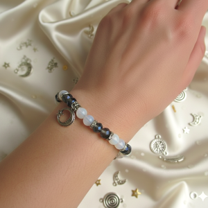 Opál ásvány karkötő éjkék üveggel és égi nemesacél díszekkel - ékszer - karkötő - ásványkarkötő - Meska.hu