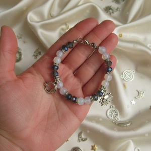 Opál ásvány karkötő éjkék üveggel és égi nemesacél díszekkel - ékszer - karkötő - ásványkarkötő - Meska.hu