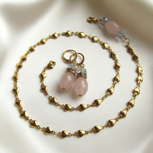 Rózsakvarc köves szett: Szíves arany színű nyaklánc és fülbevaló � Rozsdamentes acél ékszer - ékszer - ékszerszett - Meska.hu