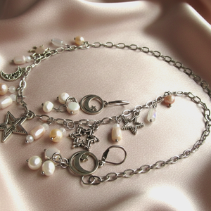 Égi Ragyogás szett: Nemesacél nyaklánc és fülbevaló valódi gyöngyökkel és selymesen csillogó üvegkristályokkal - ékszer - nyaklánc - medálos nyaklánc - Meska.hu