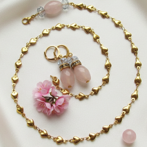 Rózsakvarc köves szett: Szíves arany színű nyaklánc és fülbevaló � Rozsdamentes acél ékszer - Meska.hu