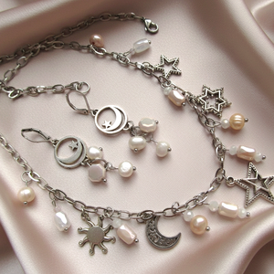 Égi Ragyogás szett: Nemesacél nyaklánc és fülbevaló valódi gyöngyökkel és selymesen csillogó üvegkristályokkal, Ékszer, Nyaklánc, Medálos nyaklánc, Ékszerkészítés, MESKA