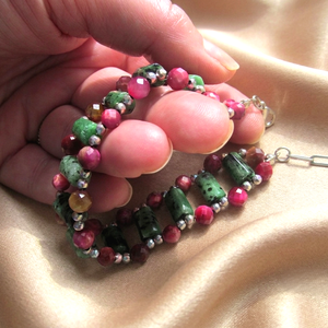 PRÉMIUM EPIDOT, AAA FUKKSZIA TIGRISSZEM ÉS HEMATIT ÁSVÁNY KARKÖTŐ - ékszer - karkötő - ásványkarkötő - Meska.hu