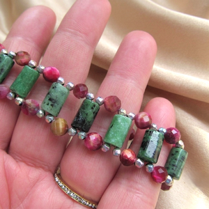 PRÉMIUM EPIDOT, AAA FUKKSZIA TIGRISSZEM ÉS HEMATIT ÁSVÁNY KARKÖTŐ - ékszer - karkötő - ásványkarkötő - Meska.hu