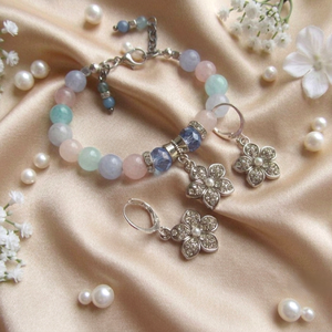 Pasztell Harmónia: Rózsakvarc és Akvamarin Karkötő Mesés Medállal - ékszer - karkötő - ásványkarkötő - Meska.hu