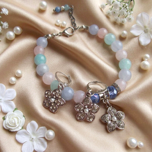 Pasztell Harmónia: Rózsakvarc és Akvamarin Karkötő Mesés Medállal - ékszer - karkötő - ásványkarkötő - Meska.hu