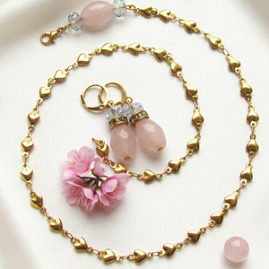 Rózsakvarc köves szett: Szíves arany színű nyaklánc és fülbevaló � Rozsdamentes acél ékszer - Meska.hu