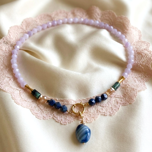  Elegáns és variálható viselet -Angelit Szerenád � Pasztell lila és lapis lazuli luxus nyaklánc, Ékszer, Nyaklánc, Medálos nyaklánc, Ékszerkészítés, MESKA