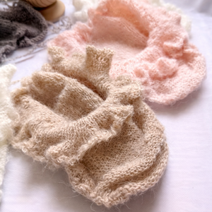 Kézzel kötött fodros újszülött body  - baba - mama - babafotózás - babafotózási kellékek - Meska.hu