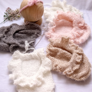 Kézzel kötött fodros újszülött body  - baba - mama - babafotózás - babafotózási kellékek - Meska.hu