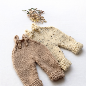 Kézzel kötött újszülött kantáros nadrág és fejpánt, Baba - mama, Babafotózás, Babafotózási kellékek, Kötés, Kézzel kötött , 
Kantáros nadrág + pánt 
Babafotózásra, kórházi első fotózásra, babaváró ajándéknak..., MESKA