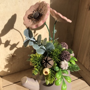 Rózsaszín mázas kerámiavirágok tavaszi asztaldísz - otthon & életmód - virágdekoráció - virágdíszek - virágdísz kaspóban - Meska.hu