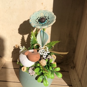 Türkiz mázas kerámiavirág barival tavaszi asztaldísz - otthon & életmód - virágdekoráció - virágdíszek - virágdísz kaspóban - Meska.hu