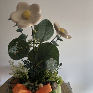 Fehér mázas kerámiavirágos tavaszi asztaldísz - otthon & életmód - dekoráció - asztal és polc dekoráció - asztaldísz - Meska.hu