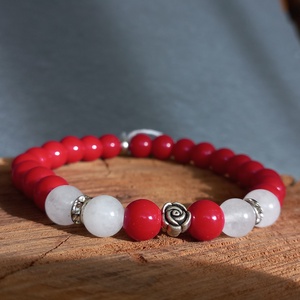 Korall piros jáde karkötő - ékszer - karkötő - gyöngyös karkötő - Meska.hu