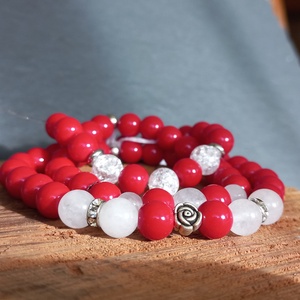 Korall piros jáde karkötő - ékszer - karkötő - gyöngyös karkötő - Meska.hu