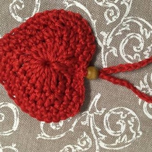 Horgolt piros szív dekoráció - otthon & életmód - dekoráció - fali és függő dekoráció - függődísz - Meska.hu