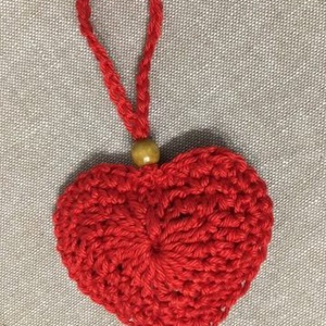 Horgolt piros szív dekoráció - otthon & életmód - dekoráció - fali és függő dekoráció - függődísz - Meska.hu