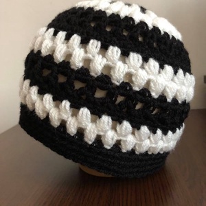 Fekete-fehér női beanie sapka 'LaceandPuff' - ruha & divat - sál, sapka, kendő - sapka - Meska.hu Fekete-fehér női beanie sapka 'LaceandPuff' - ruha & divat - sál, sapka, kendő - sapka - Meska.hu