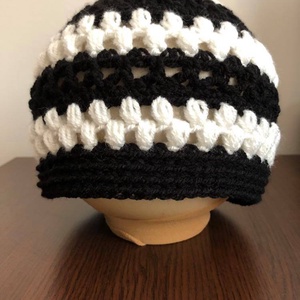 Fekete-fehér női beanie sapka 'LaceandPuff' - ruha & divat - sál, sapka, kendő - sapka - Meska.hu Fekete-fehér női beanie sapka 'LaceandPuff' - ruha & divat - sál, sapka, kendő - sapka - Meska.hu