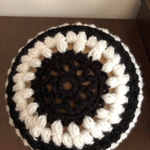 Fekete-fehér női beanie sapka 'LaceandPuff' - ruha & divat - sál, sapka, kendő - sapka - Meska.hu Fekete-fehér női beanie sapka 'LaceandPuff' - ruha & divat - sál, sapka, kendő - sapka - Meska.hu