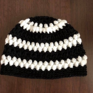 Fekete-fehér női beanie sapka 'LaceandPuff' - ruha & divat - sál, sapka, kendő - sapka - Meska.hu Fekete-fehér női beanie sapka 'LaceandPuff' - ruha & divat - sál, sapka, kendő - sapka - Meska.hu