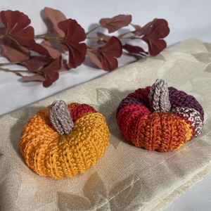 Vidám színű horgolt tökpáros 'HappyPumpkins' - otthon & életmód - dekoráció - asztal és polc dekoráció - asztaldísz - Meska.hu