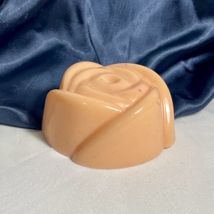 Róza formájú kézműves szappan panna cotta- málna illat - szépségápolás - szappan & fürdés - fürdősó, fürdőgolyó, habfürdő - Meska.hu