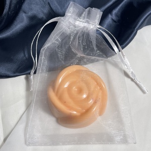 Róza formájú kézműves szappan panna cotta- málna illat - szépségápolás - szappan & fürdés - fürdősó, fürdőgolyó, habfürdő - Meska.hu
