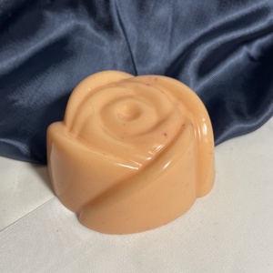 Róza formájú kézműves szappan panna cotta- málna illat - szépségápolás - szappan & fürdés - fürdősó, fürdőgolyó, habfürdő - Meska.hu