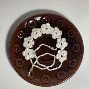 Ekrü horgolt karkötő - Meska.hu