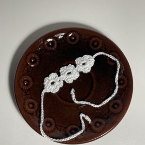 Ekrü horgolt karkötő 3 virágos, Ékszer, Karkötő, Fonott karkötő, Horgolás, MESKA